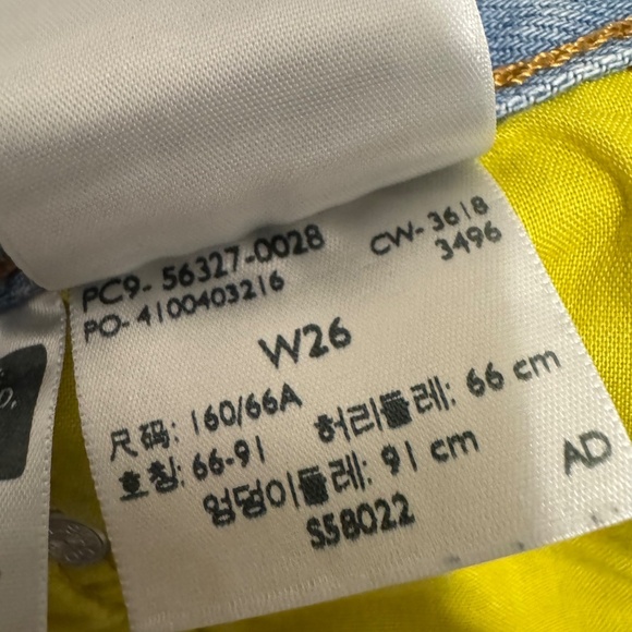 Levi’s x Peanuts Snoopy Print High-Rise Cutoff Denim Shorts Size W26 - Picture 6 of 16